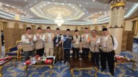 Ketua_Timwas_Haji_DPR_RI__Cucun_Ahmad_Syamsurijal__dalam_foto_bersama_usai_Rapat_Kerja__Raker__dan_R20250602184432 Rapat Evaluasi Timwas Haji DPR: Kartu Nusuk, Pemondokan, Hingga Maktab Jadi Sorotan Utama