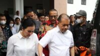 Terdakwa kasus korupsi dan gratifikasi di lingkungan Pemerintah Kabupaten Kapuas Ben Brahim S Bahat (kanan)) bersama istrinya Ary Egahni (kiri) berjalan menuju mobil tahanan usai menjalani sidang putusan di Pengadilan Tipikor, Palangka Raya, Kalimantan Tengah, Selasa (12/12/2023)