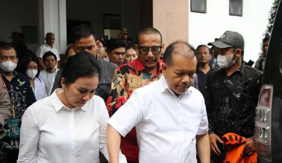 Terdakwa kasus korupsi dan gratifikasi di lingkungan Pemerintah Kabupaten Kapuas Ben Brahim S Bahat (kanan)) bersama istrinya Ary Egahni (kiri) berjalan menuju mobil tahanan usai menjalani sidang putusan di Pengadilan Tipikor, Palangka Raya, Kalimantan Tengah, Selasa (12/12/2023)