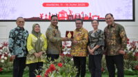 Wakil_Ketua_Komisi_VII_DPR_RI_Lamhot_Sinaga_saat_bertukar_cenderamata_dalam_kunjungan_kerja_Komisi_V20250612091434 Komisi VII Dorong Penguatan Industri Perikanan Serta UMKM di Maluku