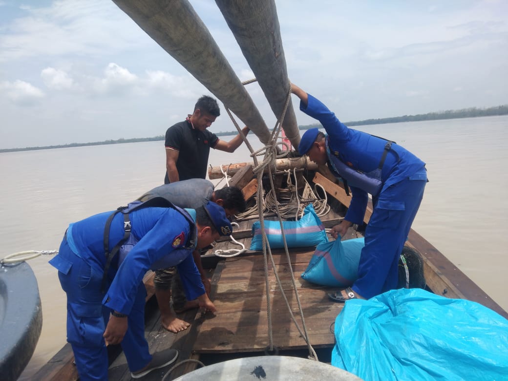 Pastikan Kapal Tidak Membawa Barang Ilegal, Sat Pol Airud Polres Tanjungbalai Laksanakan Pemeriksaan Kapal Tanpa Nama