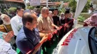 Andre Rosiade Gunting pita saat Penyerahan Bantuan Mobil Ambulans ke Masjid Al Iman di Padang Andre Rosiade Gunting pita saat Penyerahan Bantuan Mobil Ambulans ke Masjid Al Iman di Padang