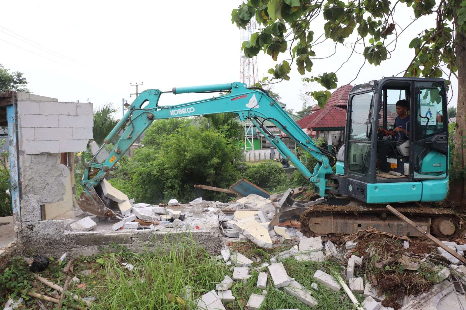 Proses eksekusi bagunan liar oleh Satpol PP Kabupaten Bekasi.
