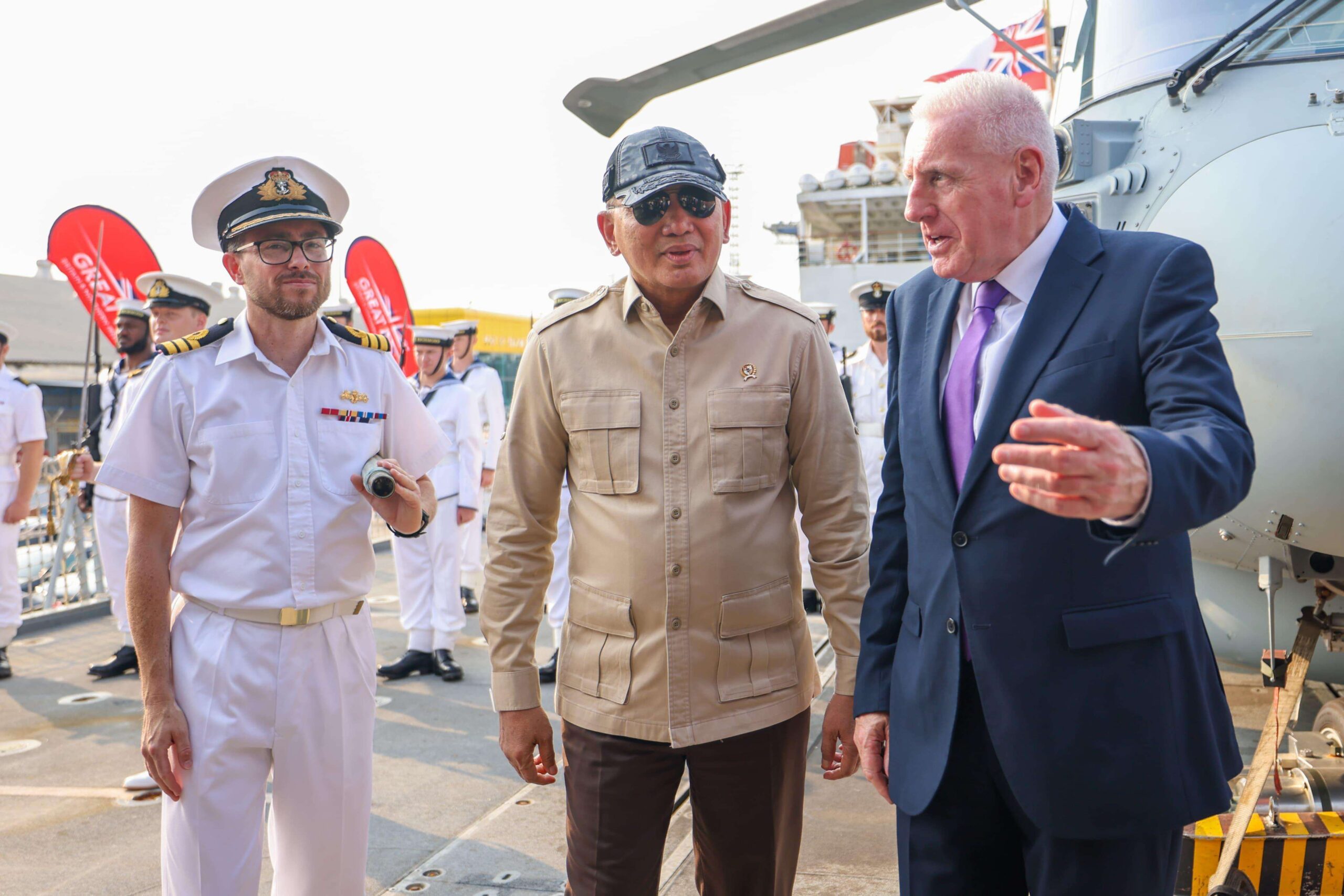 Pererat Kerja Sama, Menhan Kunjungi Kapal Perang Inggris