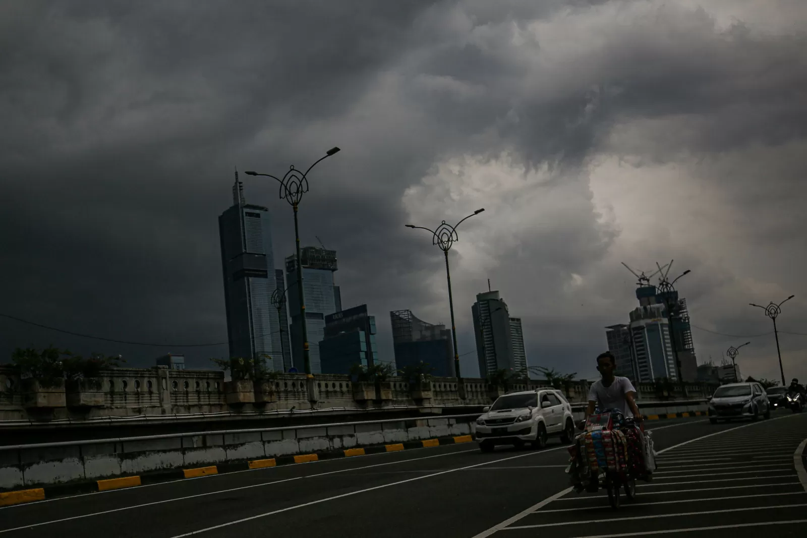 jakarta berawan malam hari