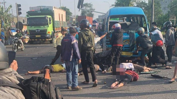 Kecelakaan maut di Exit Tol Purwodadi, Pasuruan. Truk seruduk sejumlah mobil dan motor hingga korban bergelimpanga