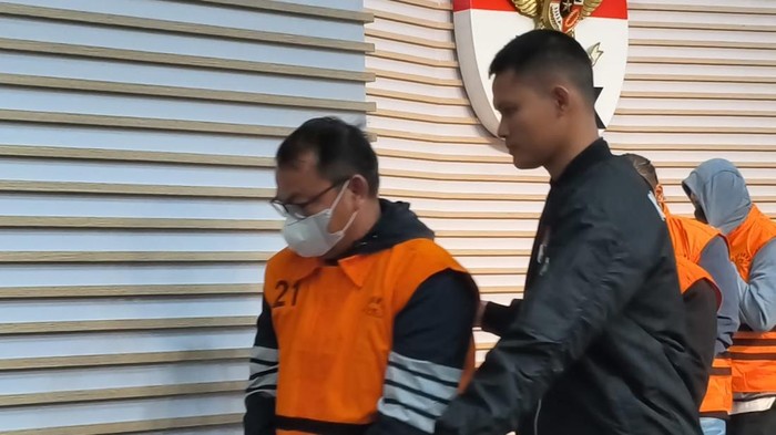 KPK Tahan Kadis PUPR Sumut dan 4 Tersangka Lain Terkait Korupsi Proyek Jalan