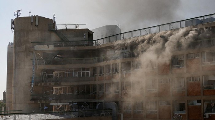 Netanyahu Mencak-mencak Usai Rudal Iran Bikin Rumah Sakit Israel Rusak