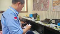Dirjen Haji Bersama Petugas Sortir Kartu Nusuk Jemaah