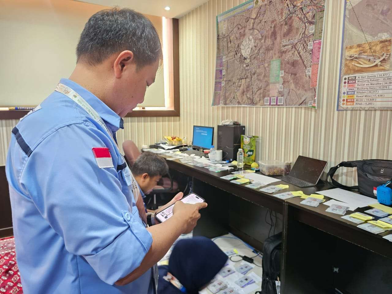 Dirjen Haji Bersama Petugas Sortir Kartu Nusuk Jemaah