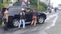 Pengendara Mobil Hendak Terobos One Way di Puncak hingga Tabrak Polisi