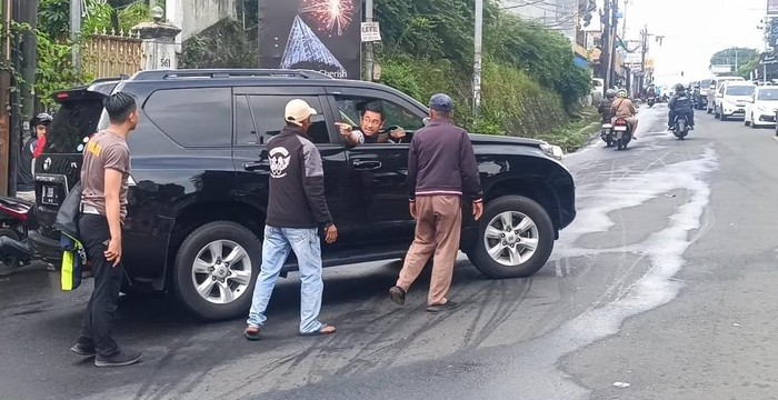 Pengendara Mobil Hendak Terobos One Way di Puncak hingga Tabrak Polisi