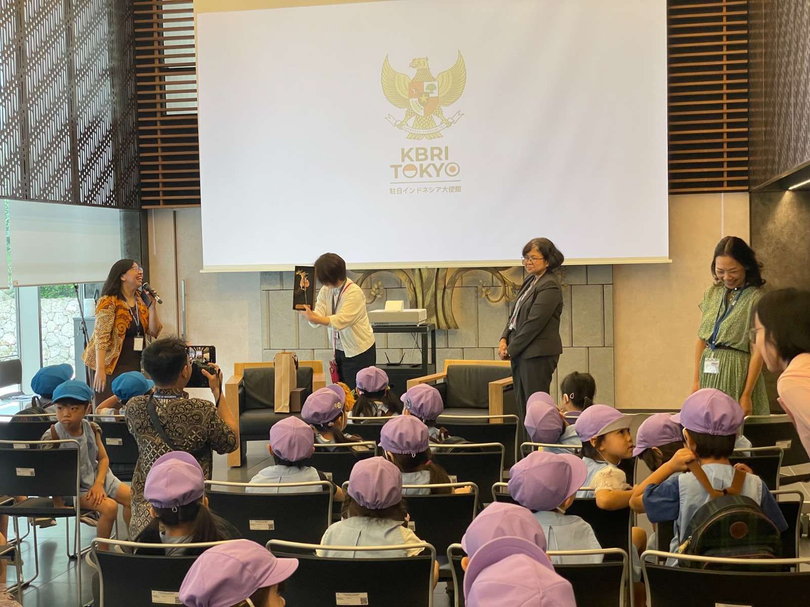 KBRI Tokyo Perkenalkan Indonesia Kepada Siswa TK Jepang