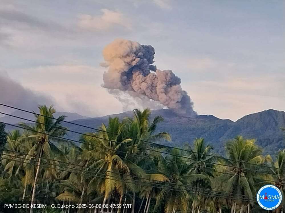 Gunung Dukono Alami Erupsi Dengan Letusan 800 Meter