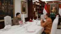 Presiden RI Prabowo Subianto (kiri) berbincang dengan Perdana Menteri Malaysia Yang Mulia Dato' Seri Anwar Ibrahim dalam jamuan makan malam di kediaman pribadi Presiden Prabowo di Jalan Kertanegara Nomor 4, Jakarta Selatan, Senin (28/7/2025).