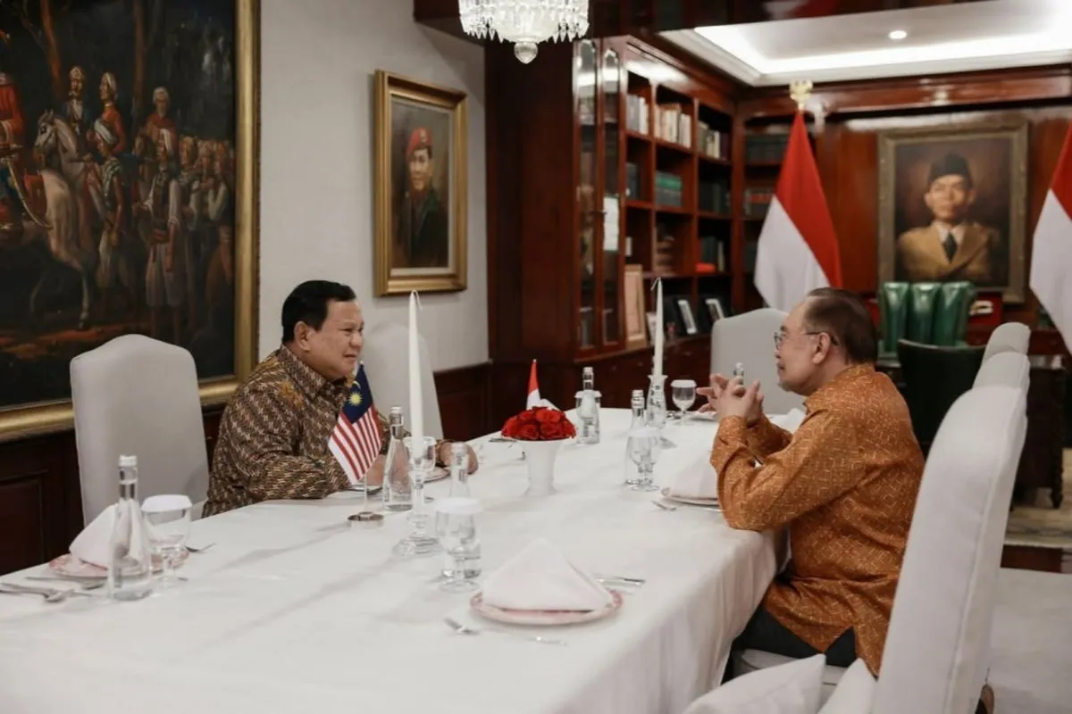 Presiden RI Prabowo Subianto (kiri) berbincang dengan Perdana Menteri Malaysia Yang Mulia Dato' Seri Anwar Ibrahim dalam jamuan makan malam di kediaman pribadi Presiden Prabowo di Jalan Kertanegara Nomor 4, Jakarta Selatan, Senin (28/7/2025).