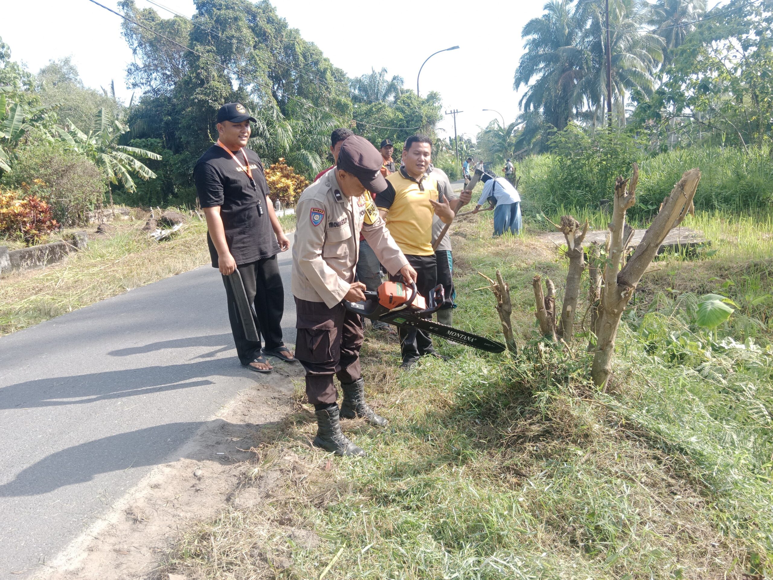 Minggu Bersih, Polsek Teluk Nibung Gotong Royong Bersama Masyarakat