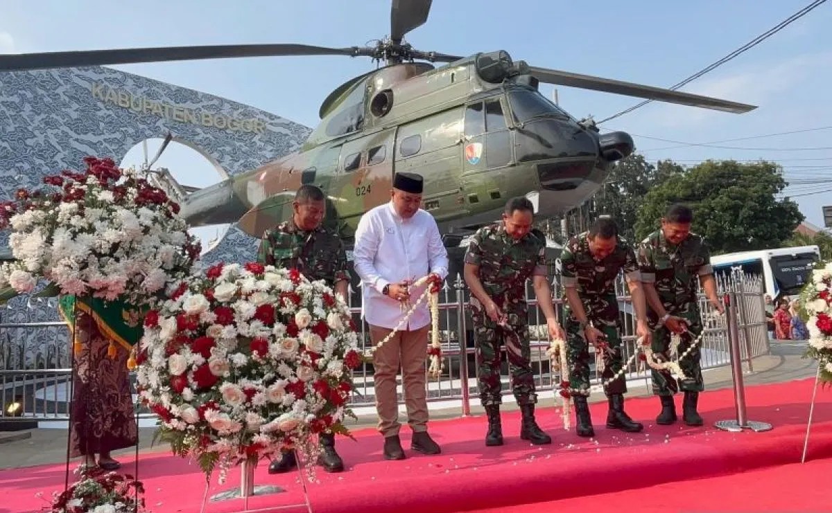Panglima TNI-Bupati Bogor resmikan monumen helikopter di Cibinong