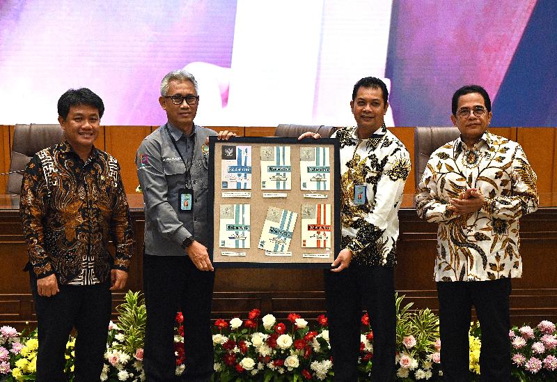 Penyerahan Spesimen Parlementaria Edisi Perdana: Jejak Sejarah Parlemen Semakin Gampang Diakses