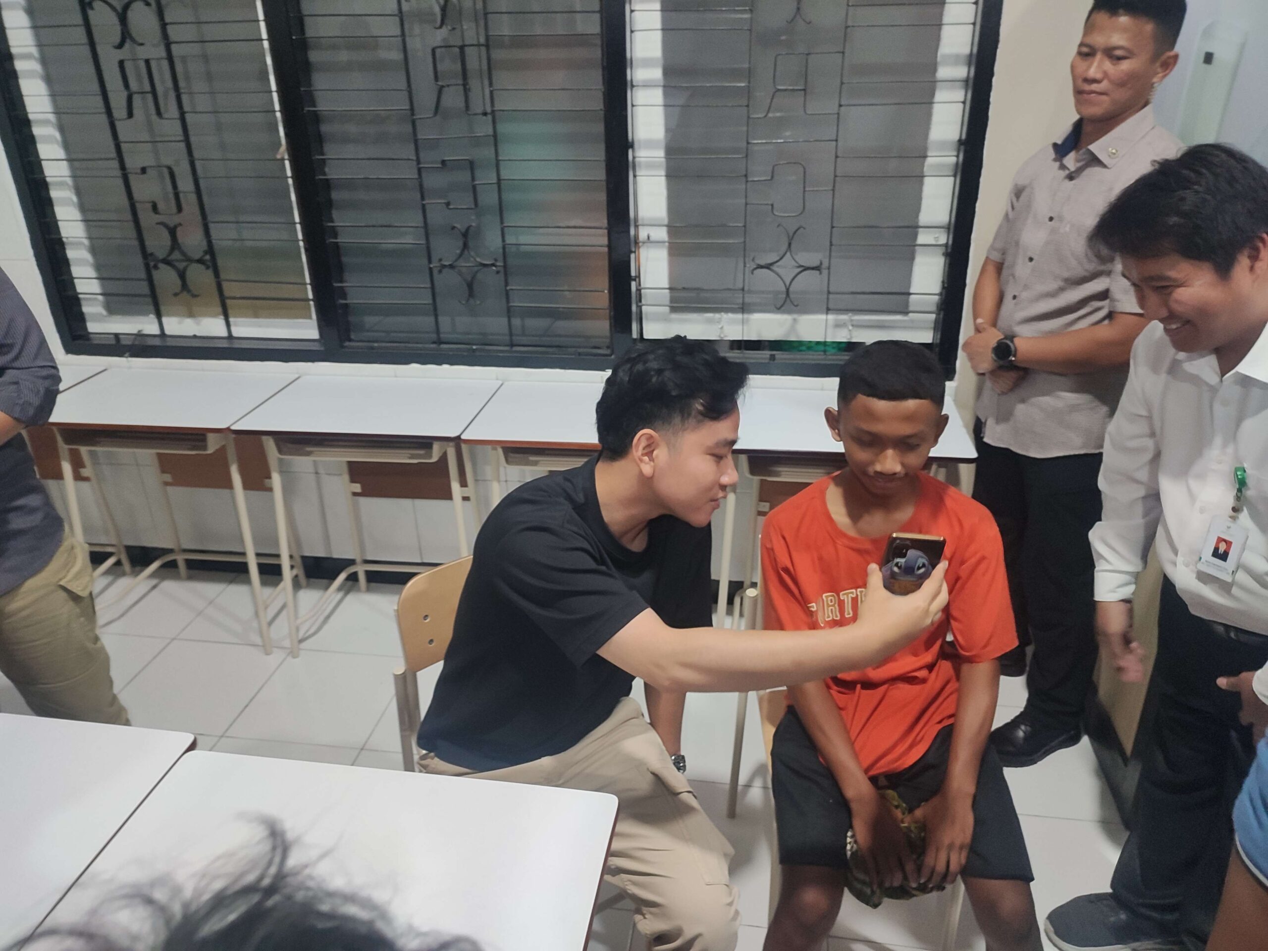 Momen Wakil Presiden Gibran Rakabuming Raka melakukan video call bersama salah satu orang tua siswa Sekolah Rakyat Sentra Terpadu Prof. Dr. Soeharso, Surakarta, Jumat (18/7/2025) malam