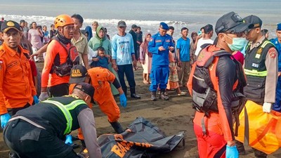 6 Jenazah Korban Tenggelamnya KMP Tunu Pratama Jaya Diserahkan ke Keluarga