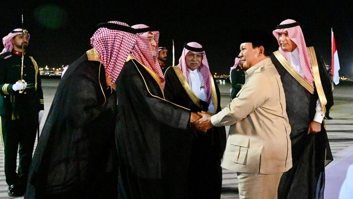 Tiba di Bandara King Abdulaziz Jeddah, Prabowo Disambut Upacara Kehormatan
