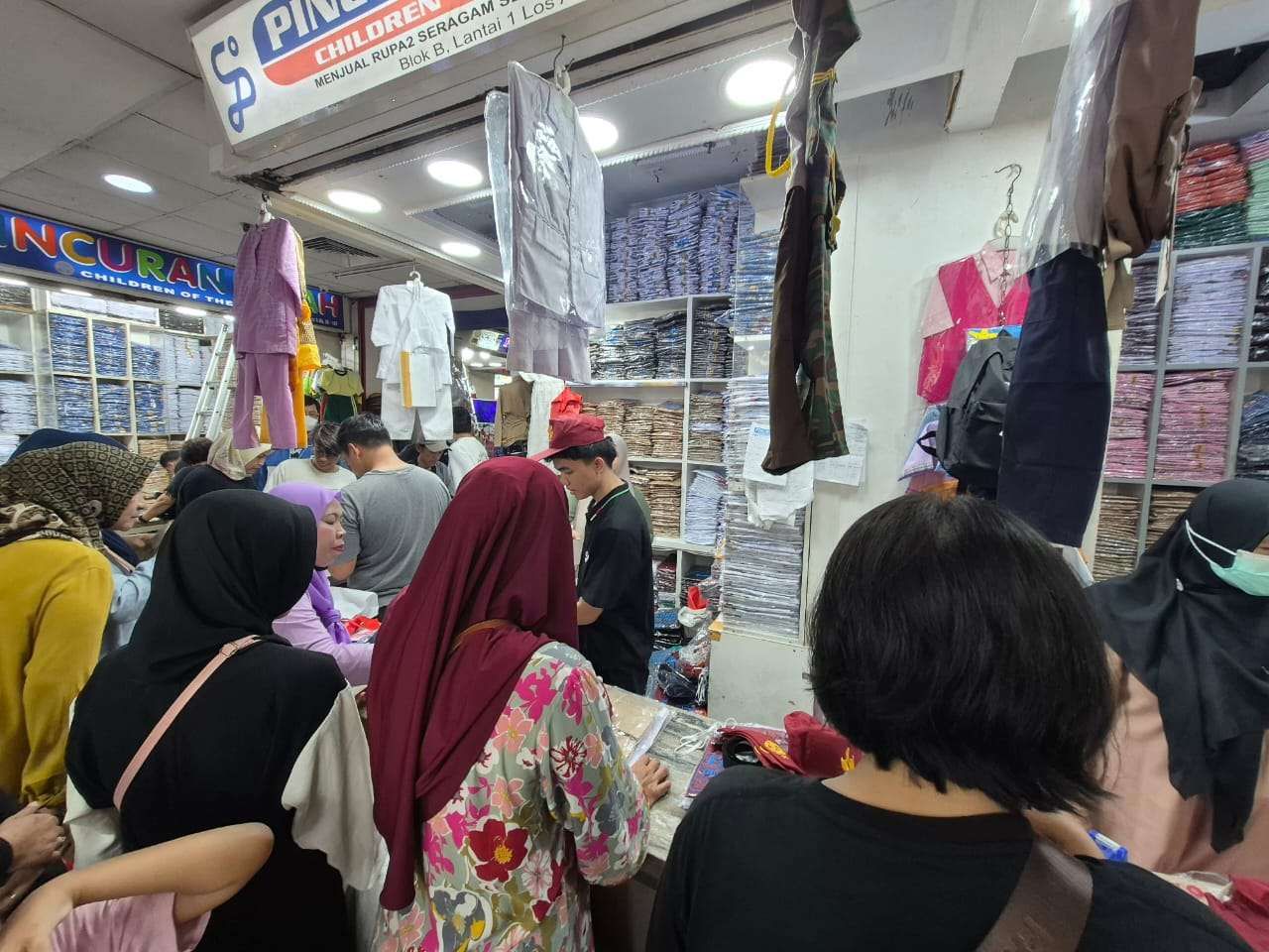 Tanah Abang Jadi Pilihan Orang Tua Belanja Seragam