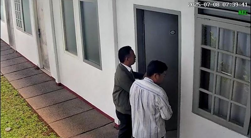 Hasil Tangkapan layar CCTV detik-detik diplomat Kemlu ditemukan tewas di kamar kos yang Tewas Misterius"