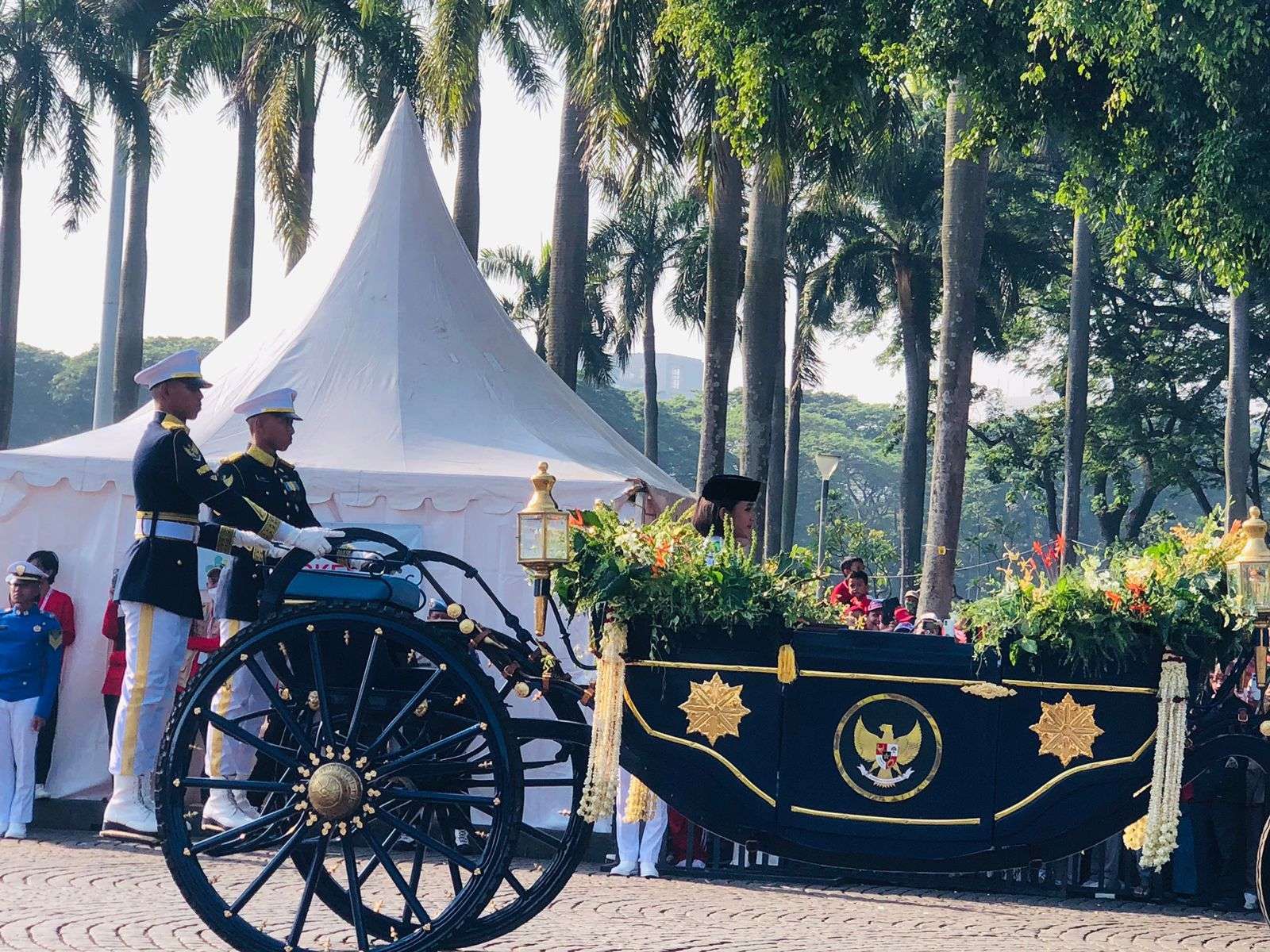 Purna Paskibraka Bawa Bendera dan Teks Proklamasi