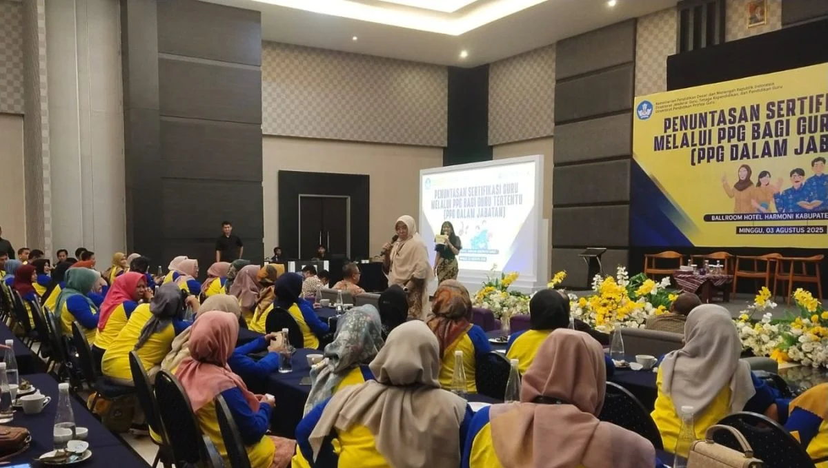 Sejumlah guru mengikuti acara Penuntasan Sertifikasi Guru Melalui Program Pendidikan Profesi Guru Bagi Guru Tertentu di Cipanas Kabupaten Garut, Jawa Barat