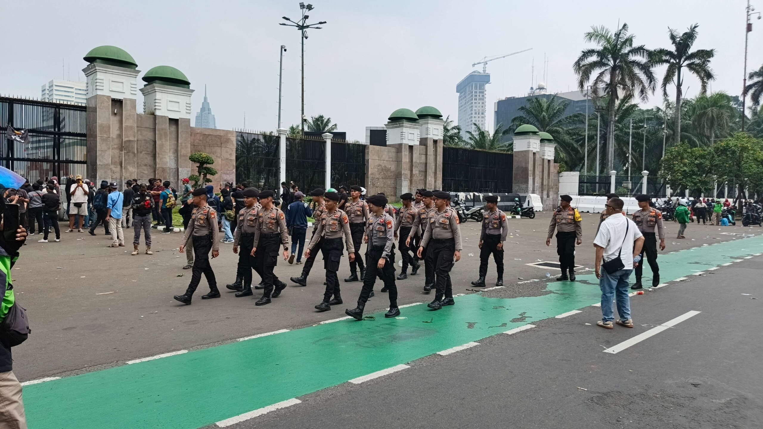 Sejumlah polisi disiagakan di depan Gedung DPR RI, Senayan, Jakarta, Senin (25/8/2025)