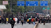 Ratusan Pendemo Dipukul Mundur ke Arah Slipi dari Stasiun Palmerah, Bus Trans Jakarta Masuk Tol