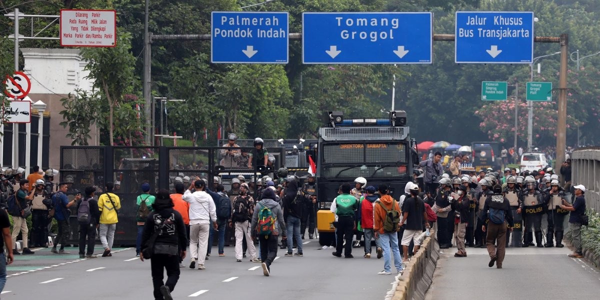 Ratusan Pendemo Dipukul Mundur ke Arah Slipi dari Stasiun Palmerah, Bus Trans Jakarta Masuk Tol