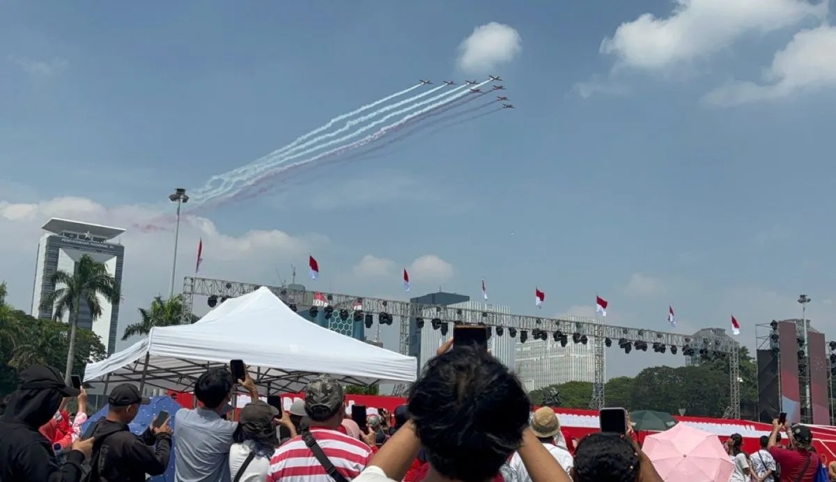 Masyarakat bersorak saksikan atraksi pesawat tempur di Monas