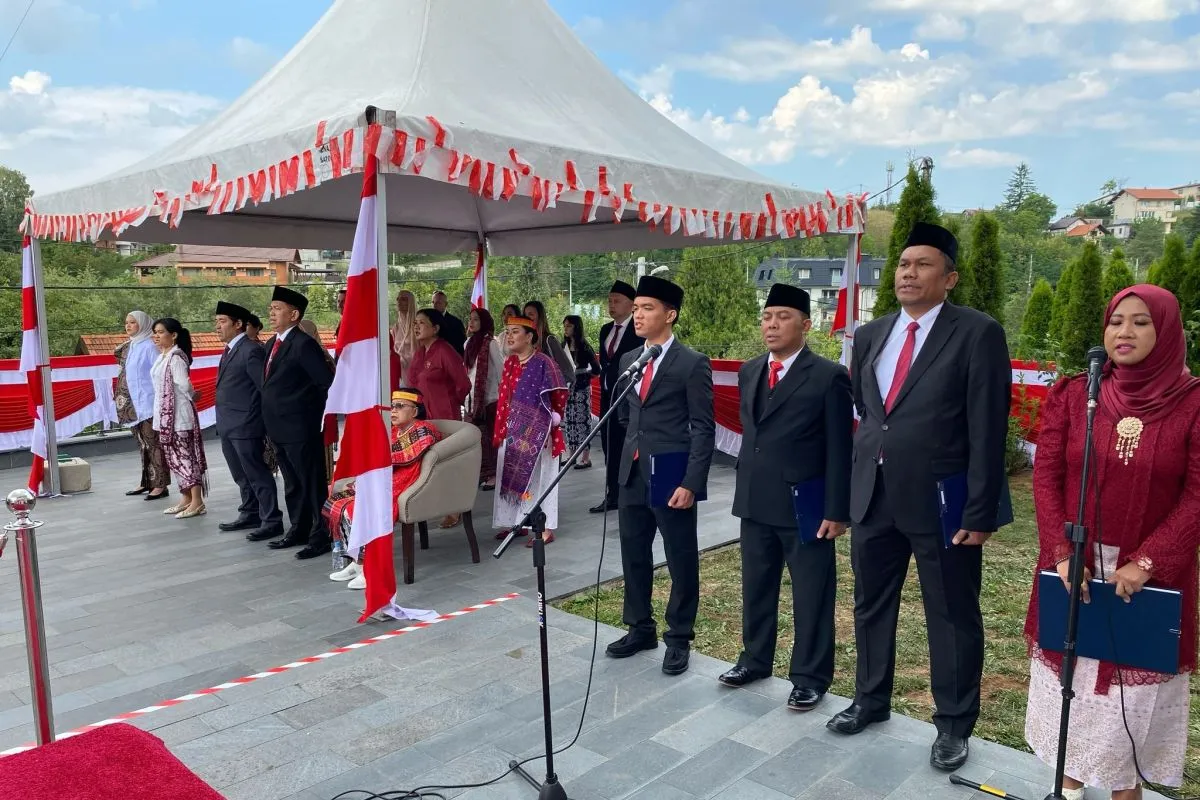 Suasana upacara bendera memperingati HUT RI ke-80 di Kedutaan Besar Republik Indonesia (KBRI) Sarajevo