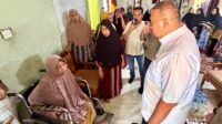 andre-rosiade-1755921293224 Andre Beri Bantuan Rp 10 Juta ke Warga Penderita Osteoporosis di Padang