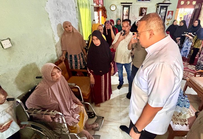 Andre Beri Bantuan Rp 10 Juta ke Warga Penderita Osteoporosis di Padang