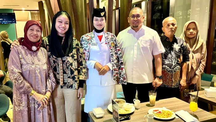 Andre Rosiade Beri Hadiah ke Siswi SMA Dharmasraya Anggota Paskibraka Nasional