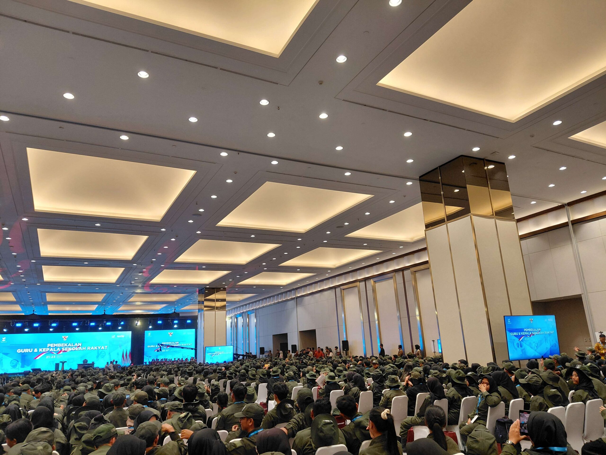 Presiden Prabowo Kumpulkan Ribuan Guru Sekolah Rakyat