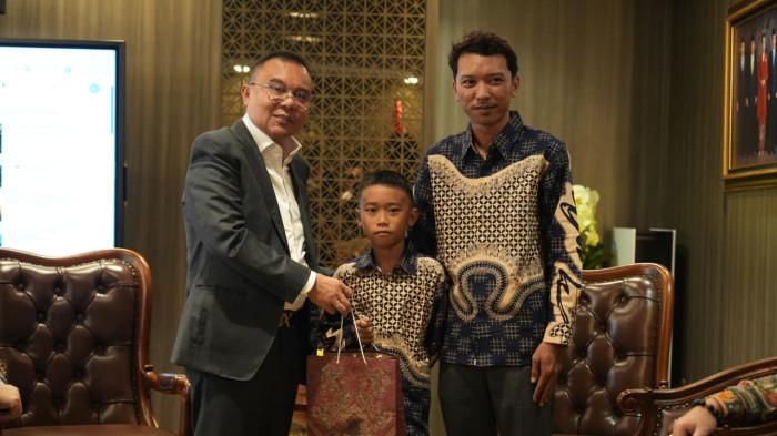 Waka DPR Dasco Temui Siswa SD Pemanjat Tiang Bendera di Lampung