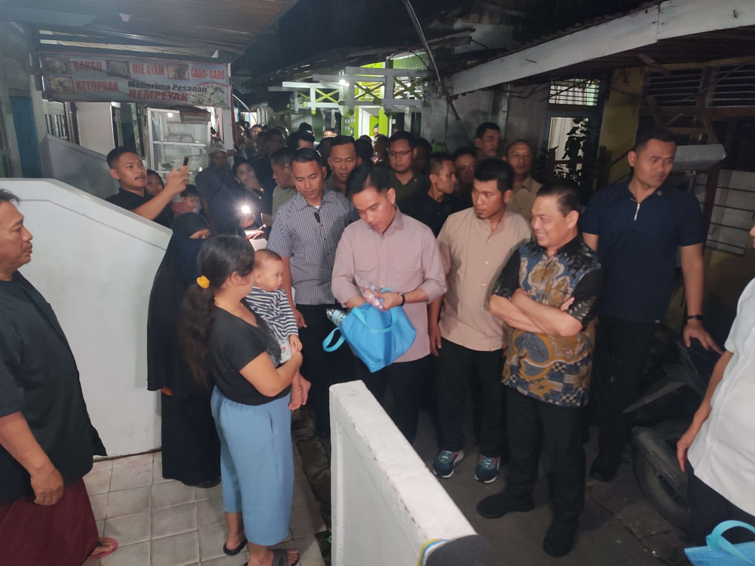 Momen Wapres Blusukan ke Tepian Sungai Kapuas Malam-Malam