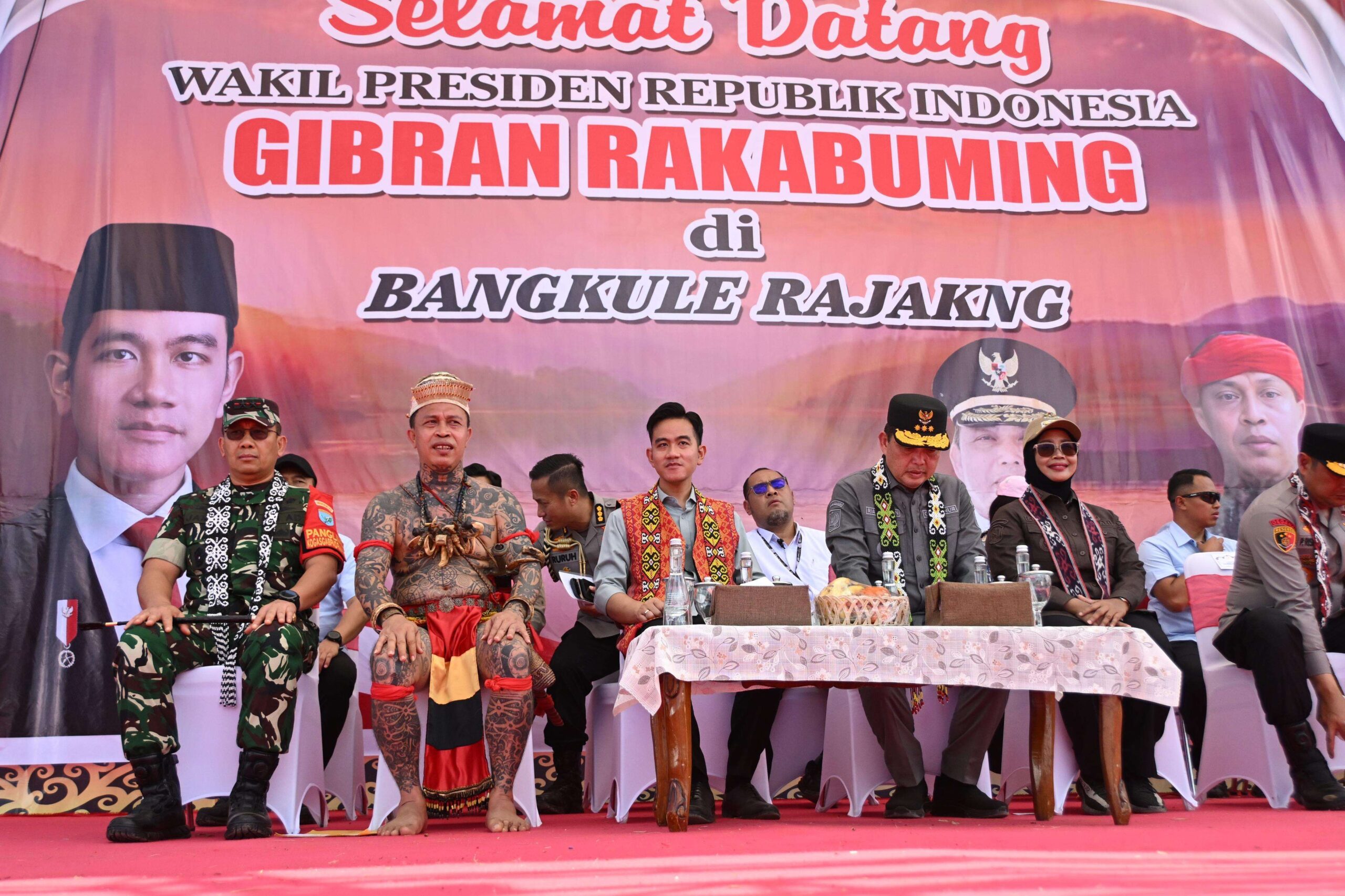 Wakil Presiden (Wapres) Gibran Rakabuming (tengah) saat menghadiri HUT ke-45 Pangalangok Jilah di Kecamatan Toho, Mempawah, Kalimantan Barat, Sabtu (23/08/2025)
