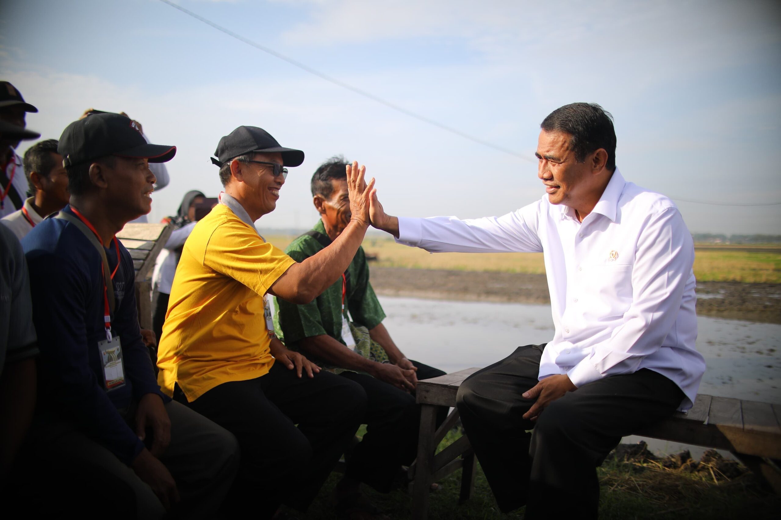 Menteri Pertanian (Mentan) Andi Amran Sulaiman bertemu petani di lahan pertanian.