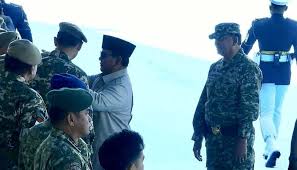 Prabowo rapikan baret Muhaimin, Sultan Bachtiar sebelum mulai upacara