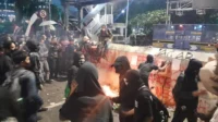 Pendemo Lempari Polisi dengan Molotov dan Batu dari Rel KA Palmerah, KRL Sempat Perlambat Kecepatan