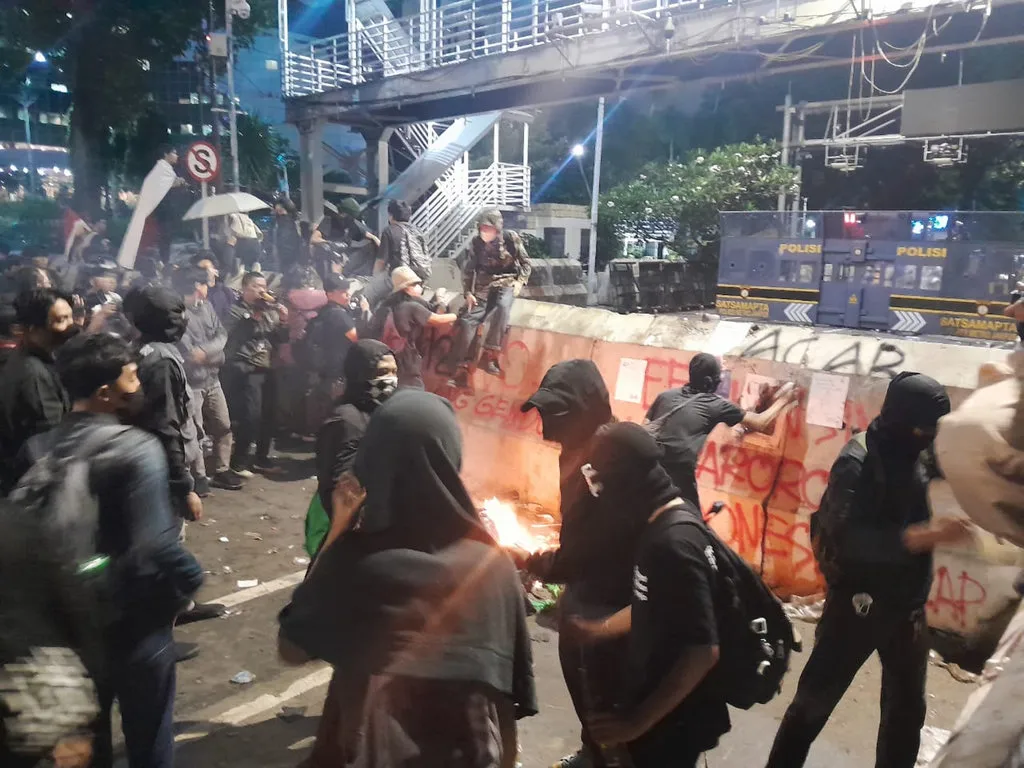 Pendemo Lempari Polisi dengan Molotov dan Batu dari Rel KA Palmerah, KRL Sempat Perlambat Kecepatan
