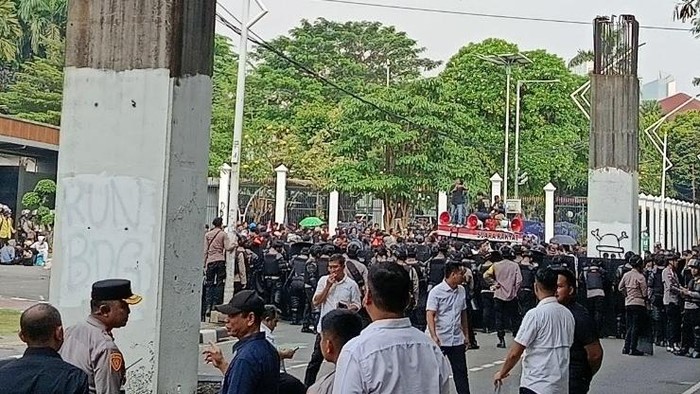 Beda dengan Massa yang Ricuh, Mahasiswa Sampaikan Aspirasi di Belakang DPR