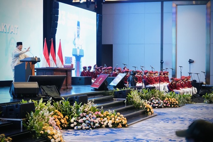 Pesan Prabowo ke Siswa Sekolah Rakyat: Cintai Orang Tuamu, Hormati Gurumu Fajarasia.id - Presiden Prabowo Subianto meminta para siswa Sekolah Rakyat agar tak merasa rendah diri. Pesan tersebut disampaikannya saat acara Pembekalan Guru dan Kepala Sekolah Rakyat di JIExpo Kemayoran, Jakarta, kemarin. "Hei anak-anak, hormati orang tuamu. Cintai orang tuamu. Cium kaki ibumu. Jangan pernah kau rendah diri karena bapakmu kerja keras," katanya dalam keterangan tertulis, Sabtu (23/8/2025). Ia juga meminta para siswa agar tak bersedih karena orang tua mereka belum makmur saat ini. Sebab, para orang tua bekerja keras untuk mereka. "Hormati orang tuamu. Cintai orang tuamu. Hormati guru-gurumu," ungkap Prabowo. Prabowo pun menceritakan momen dirinya saat keluar dari mobil dan disambut marching band siswa Sekolah Rakyat. "Ada marching band pakai seragam gagah-gagah begini," paparnya. Ia mengaku merasa besar hati mendengar testimoni dari siswa. Para siswa dijemput ke Sekolah Rakyat dari keluarganya. "Mereka cinta orang tuanya. Orang tuanya kerja keras. Orang tuanya belum menikmati kemerdekaan yang sebenarnya," ujarnya. Prabowo mengatakan hal ini yang mendorongnya dan pemimpin-pemimpin di negeri ini untuk mewujudkan kemerdekaan untuk seluruh negara. Bahkan, ia mengaku sudah melihat titik-titik harapan. "Kita sudah melihat cerahnya anak-anak yang mungkin tadinya risau apa yang akan terjadi. Saudara-saudara sekalian, saya titip benar-benar para guru," katanya. Pada kesempatan yang sama, salah satu siswi Sekolah Rakyat Menengah Pertama 19 Efata Kupang, NTT, Sofia Rorista Angel berterima kasih kepada Prabowo melalui video. Ia mengungkapkan kehadiran Sekolah Rakyat telah mengubah hidupnya yang sebelumnya penuh keterbatasan menjadi lebih terang dan penuh harapan. "Terima kasih Bapak Presiden, sudah perhatikan kami anak-anak terpinggir dari Timur. Saya tahu Bapak sibuk urus negara tapi masih sempat urus kami untuk sekolah. Bagi saya, bapak seperti orang tua yang sudah angkat saya dari tempat yang gelap dan taruh saya di tempat yang terang," pungkas Sofia. Sebagai informasi, marching band siswa Sekolah Rakyat sempat menyambut Prabowo sebelum memasuki ballroom JIExpo tempat kegiatan berlangsung. Mereka mengenakan seragam almamater Sekolah Rakyat yang berwarna merah putih. Lalu, sebelum berpidato, paduan suara siswa Sekolah Rakyat juga melakukan pembacaan puisi diiringi lagu. Puisi yang dibacakan, ditujukan untuk Presiden Prabowo.****