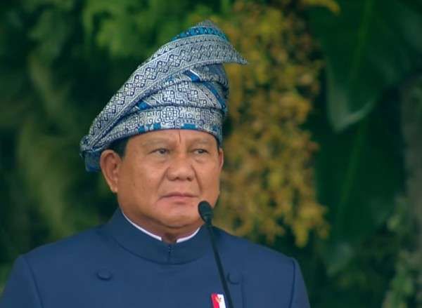 Presiden Prabowo Pimpin Upacara Penurunan Bendera di Istana