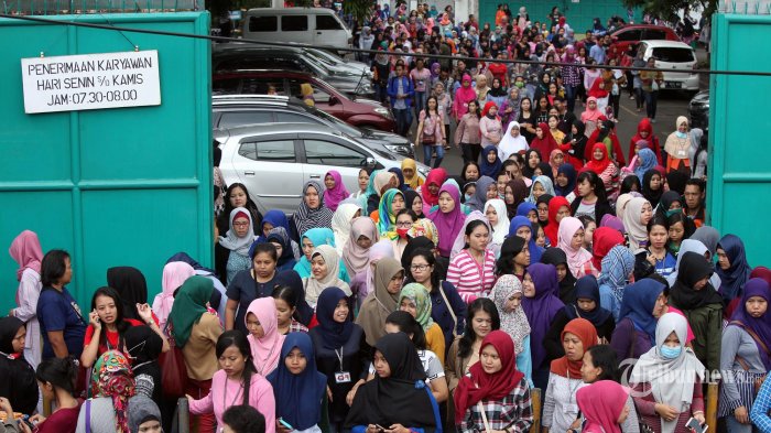 Banyak Masyarakat RI di PHK, Ramai-ramai Cairkan Dana di BPJS hingga Demo